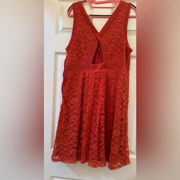 Chelsea and Violet lace dress - Picture 2 of 4